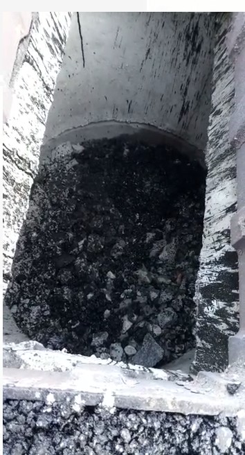Новосибирец пожаловался на забитый щебнем водосток после ремонта дороги