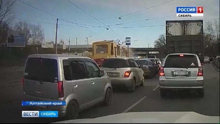 В Барнауле неуправляемый трамвай врезался в стоящий на остановке вагон