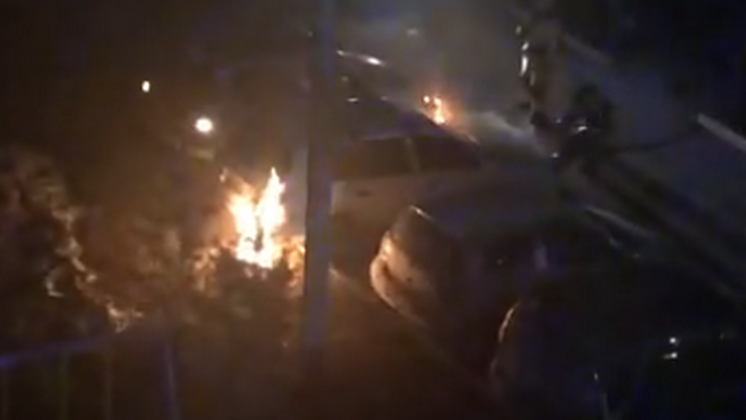 В Новосибирске ночью на парковке горел автомобиль 