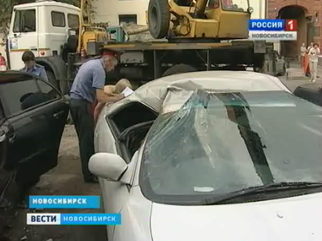 Десяток покореженных автомобилей - первые последствия гидравлических испытаний в Новосибирске