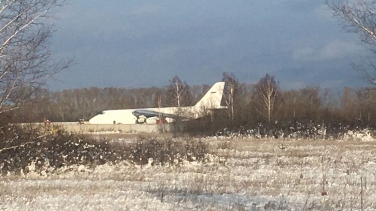 Самолёт в аэропорту Новосибирска выкатился за пределы взлётной полосы