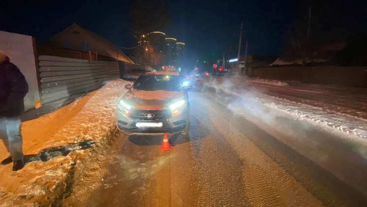 В Новосибирске девятилетний мальчик перебегал дорогу и угодил под колеса машины