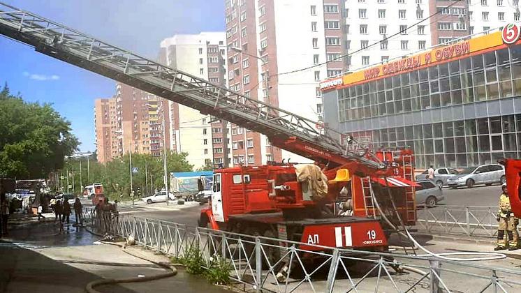 В Дзержинском районе Новосибирска загоралась крыша супермаркета