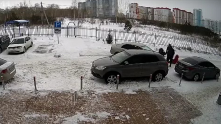 В Новосибирске водитель наехал на женщину с коляской из-за замечания о парковке