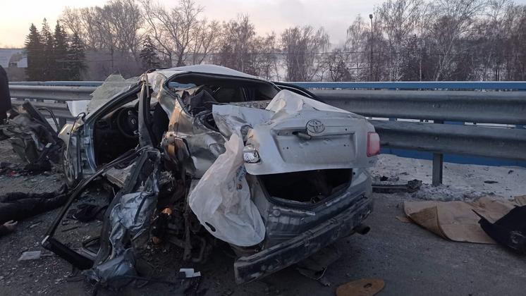 Водитель и пассажир иномарки погибли в ДТП на площади Инженера Будагова в Новосибирске