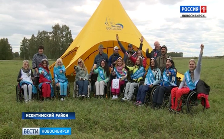 Девушки с ограниченными возможностями поднялись в небо над Новосибирском