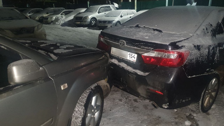 В Новосибирске пьяный водитель разбил семь автомобилей на парковке