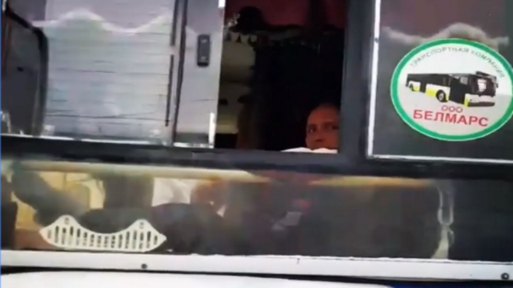 Водитель новосибирского автобуса управляет транспортом ногами 