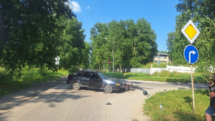В Новосибирске автомобиль покалечил 17-летнего юношу на питбайке