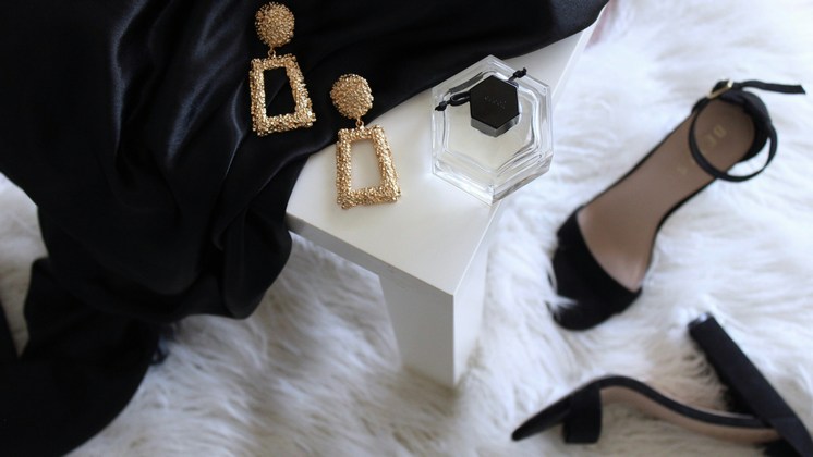 Пара новосибирцев хотела незаконно ввезти 17 килограммов люксовой одежды из Баку