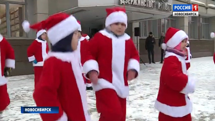 Сотни Дедов Морозов прошли по улицам Новосибирска