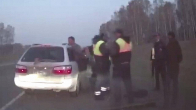 Задержание пьяного 28-летнего угонщика машины в Новосибирской области попало на видео