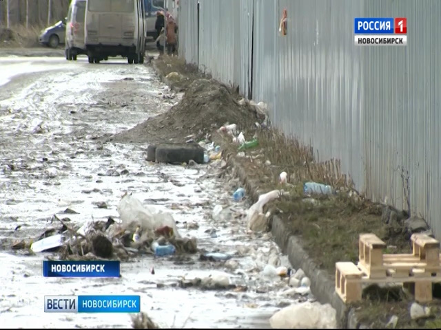 Жители улицы Петухова жалуются на мусор на конечной остановке транспорта