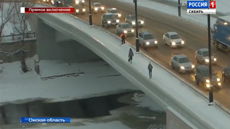 Аномально большая полынья образовалась под Юбилейным мостом в Омске