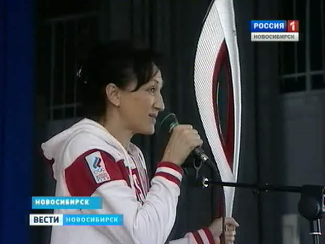 Олимпийские чемпионки Анна Богалий и Ирина Минх презентовали новосибирцам факел Олимпиады