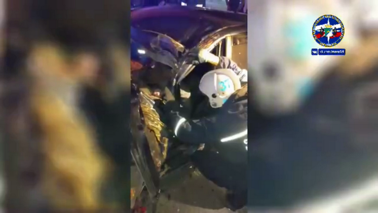 Водителя Subaru зажало в салоне после ДТП с большегрузом в Новосибирске