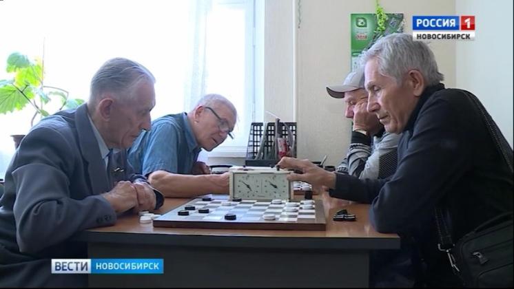 В Новосибирске прошел турнир по шашкам среди пенсионеров 