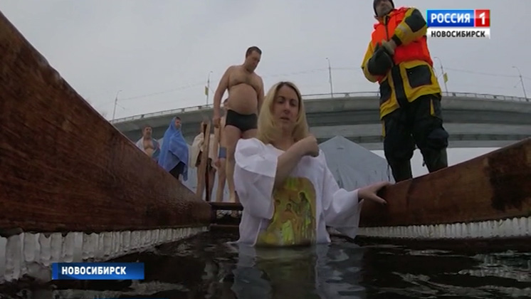 Более 20 тысяч человек в Новосибирской области искупались в ледяной крещенской воде