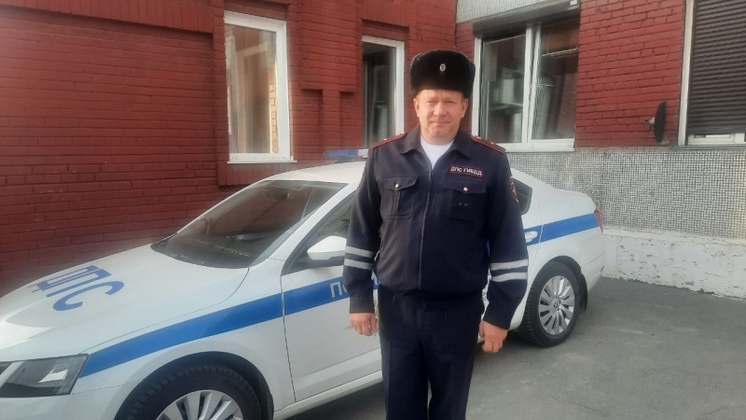 В Новосибирске полицейский помог быстро перевезти тяжелобольную пациентку в час пик 