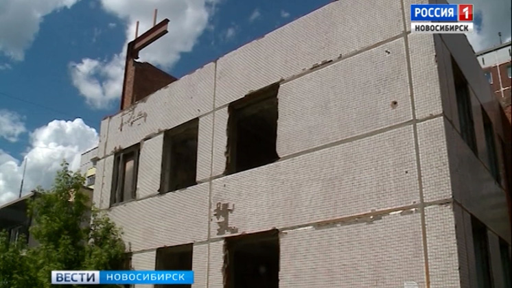 Заброшенное здание не дает покоя жителям улицы Тамбовской в Новосибирске