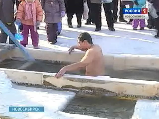 Новосибирские верующие окунулись в крещенские купели