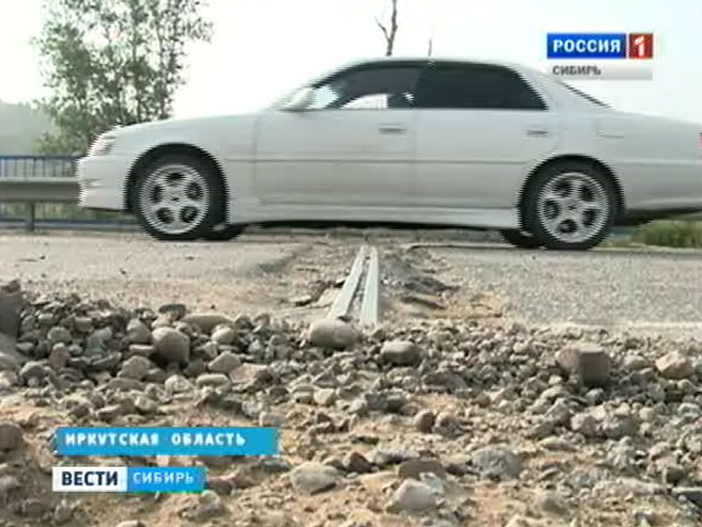 Причиной огромных пробок на магистрали под Иркутском стал дорожный дефект