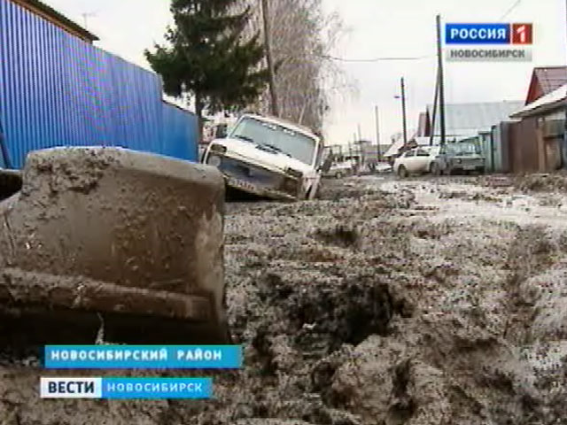 Жители села Новолуговое вынуждены добираться до своих домов по колено в грязи