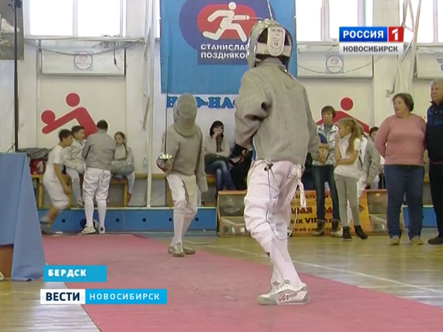 Новосибирские спортсмены победили в юношеском турнире по фехтованию