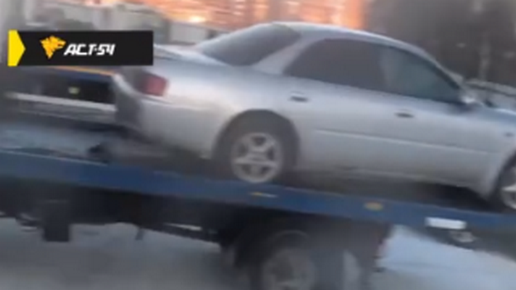 Сибирячка прокатилась в своём автомобиле на эвакуаторе до штрафстоянки