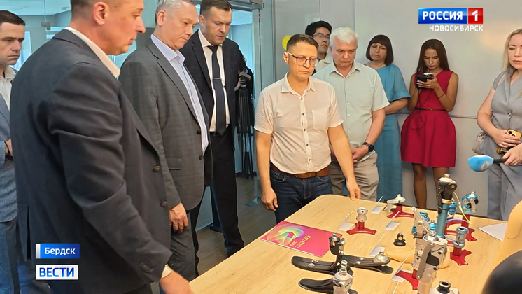 Андрей Травников проверил ремонт поликлиники и спорткомплекса в Бердске