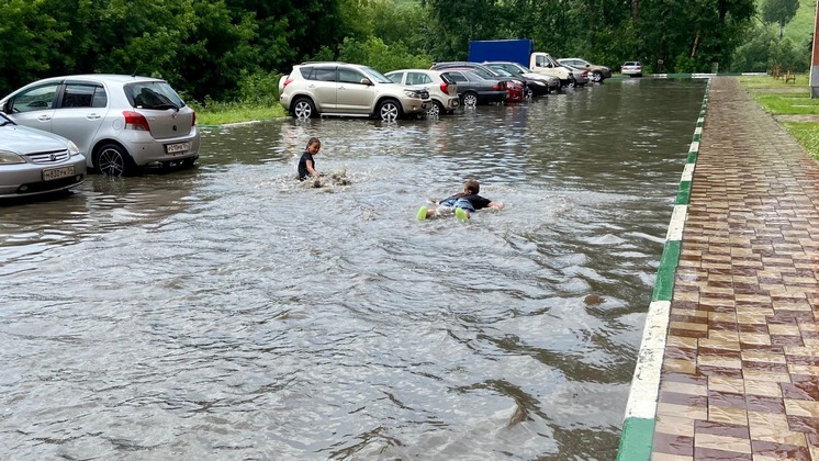 Дети в Первомайском районе Новосибирска устроили бассейн после ливня