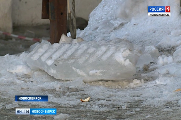 Глыба льда упала на голову пожилой женщины в центре Новосибирска
