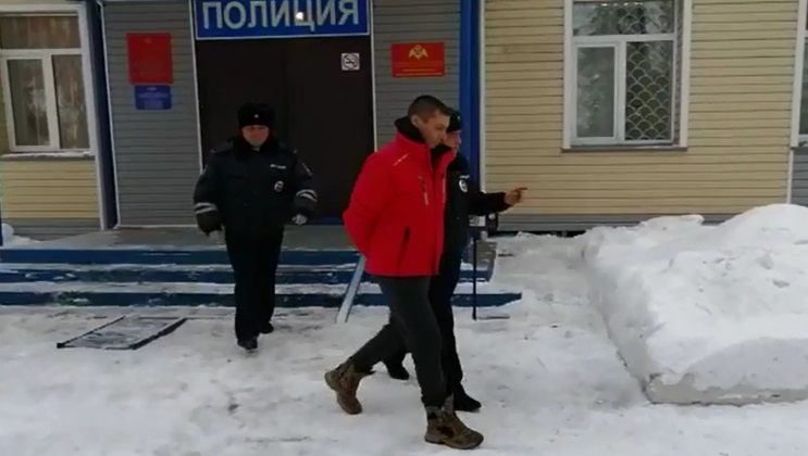 Появилось видео с задержанным убийцей полицейского под Новосибирском 