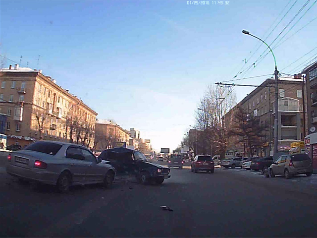 ДТП в Ленинском районе Новосибирска попало в объектив видеорегистратора