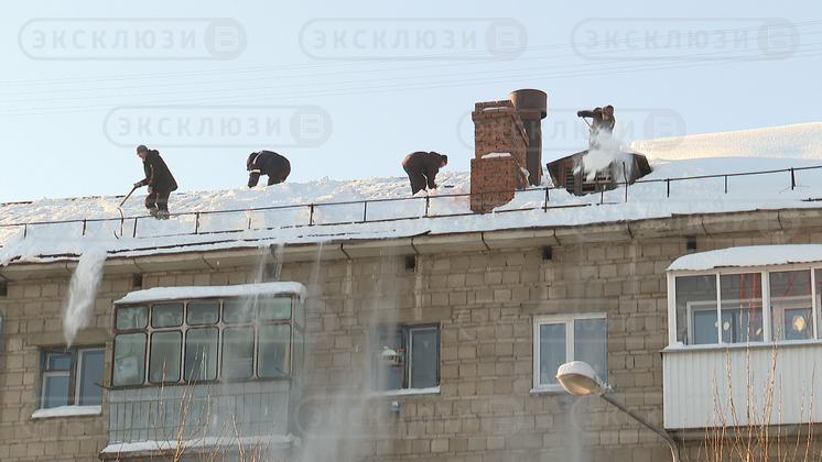 Рабочие чистили крышу дома от снега в Новосибирске и встревожили местных жителей