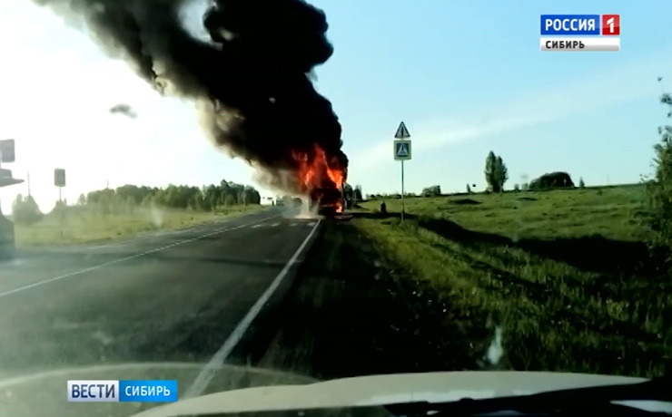 Рейсовый автобус загорелся на трассе в Кемерово
