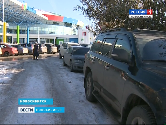 Припаркованные у аквапарка автомобили мешают жителям улицы Яринской