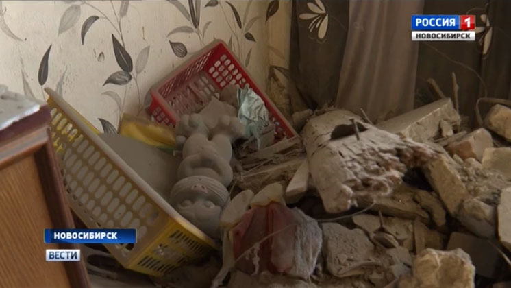 Чудом удалось избежать трагедии: потолок рухнул в квартире жительницы Новосибирска
