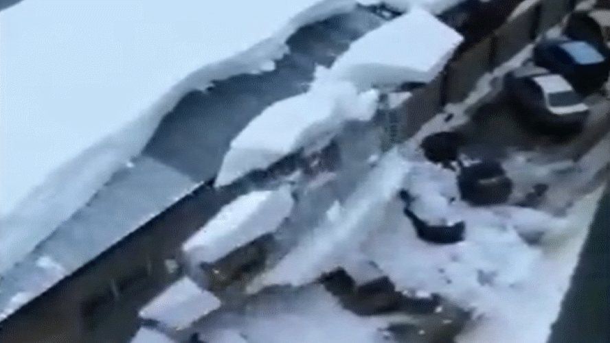 Новосибирцы делятся видео завалившей парковку снежной «лавины» в Калининском районе