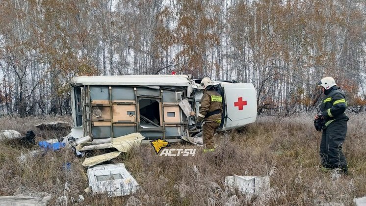 Машина скорой помощи с роженицей в салоне перевернулась в Новосибирской области