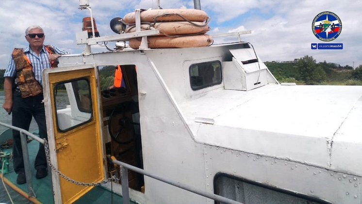 В Новосибирске катер с пятью пассажирами сел на мель в реке Обь