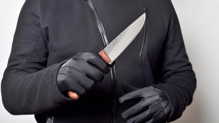 В Новосибирске задержали разбившего витрину магазина 30-летнего разбойника