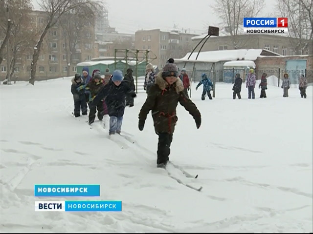 Не смотря на морозы, новосибирские школьники занимаются физкультурой на открытом воздухе