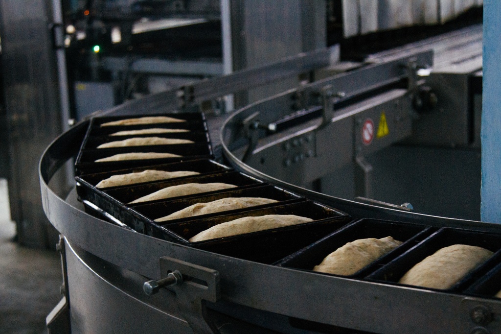 Полностью автоматизированная хлебная линия позволяет исключить человеческий фактор и обеспечить стабильную работу цеха.