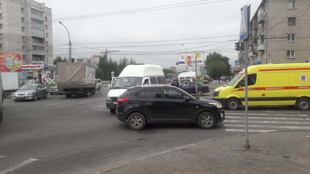 Три человека пострадали в ДТП маршрутки и «МАЗа» в Новосибирске