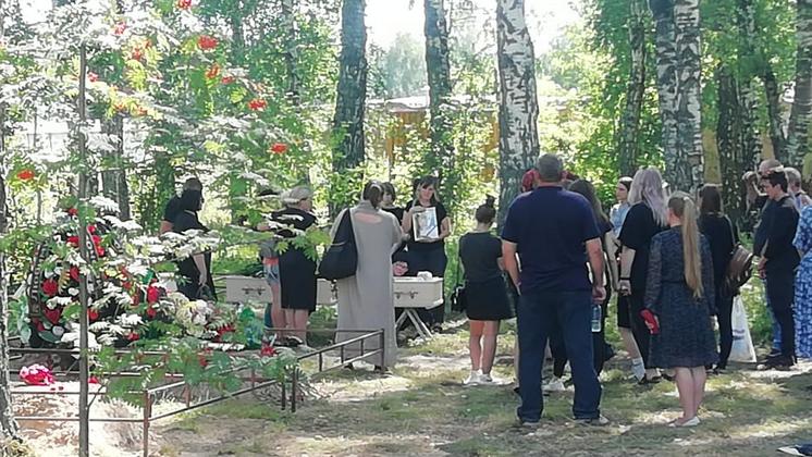 На Кубани прошли похороны жестоко убитой девушки и ее девятилетнего брата - Южны