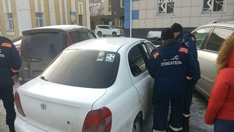 В Новосибирске младенец оказался заперт в машине на морозе