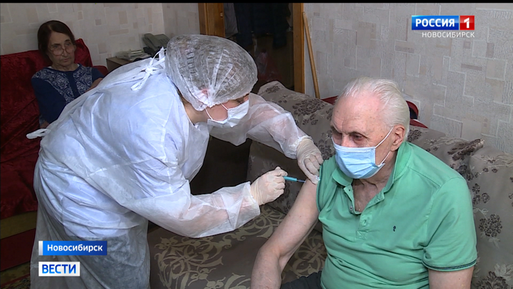 Пожилых и маломобильных жителей Новосибирской области вакцинируют на дому