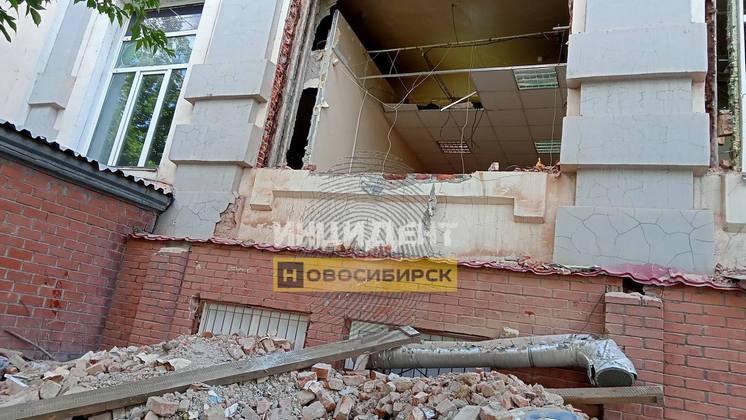 В Новосибирске на двух рабочих рухнула бетонная плита во время демонтажа оконного проема