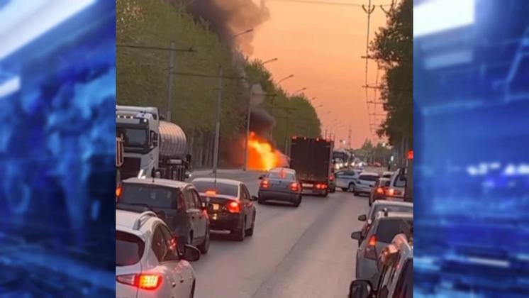 В Ленинском районе Новосибирска на дороге загорелся автомобиль Peugeot Partner